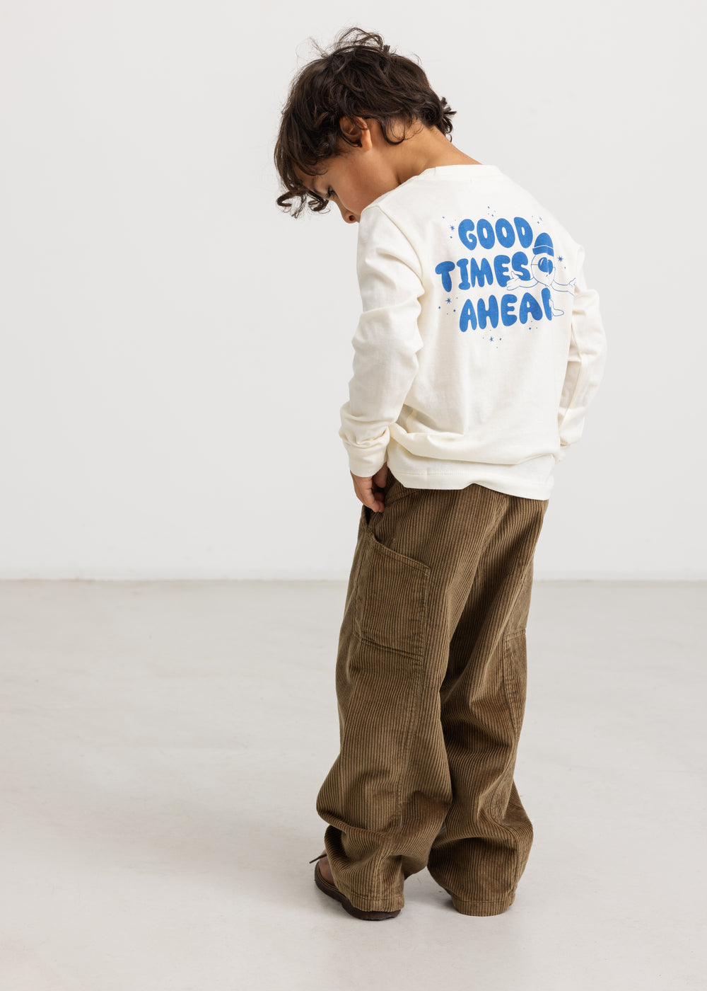 Langærmet bluse i creme med blåt “Good Times Ahead” print på ryggen.