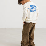 Langærmet bluse i creme med blåt “Good Times Ahead” print på ryggen.