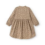 Sandfarvet børnekjole med leopardprint og rynket talje, langærmet og A-formet