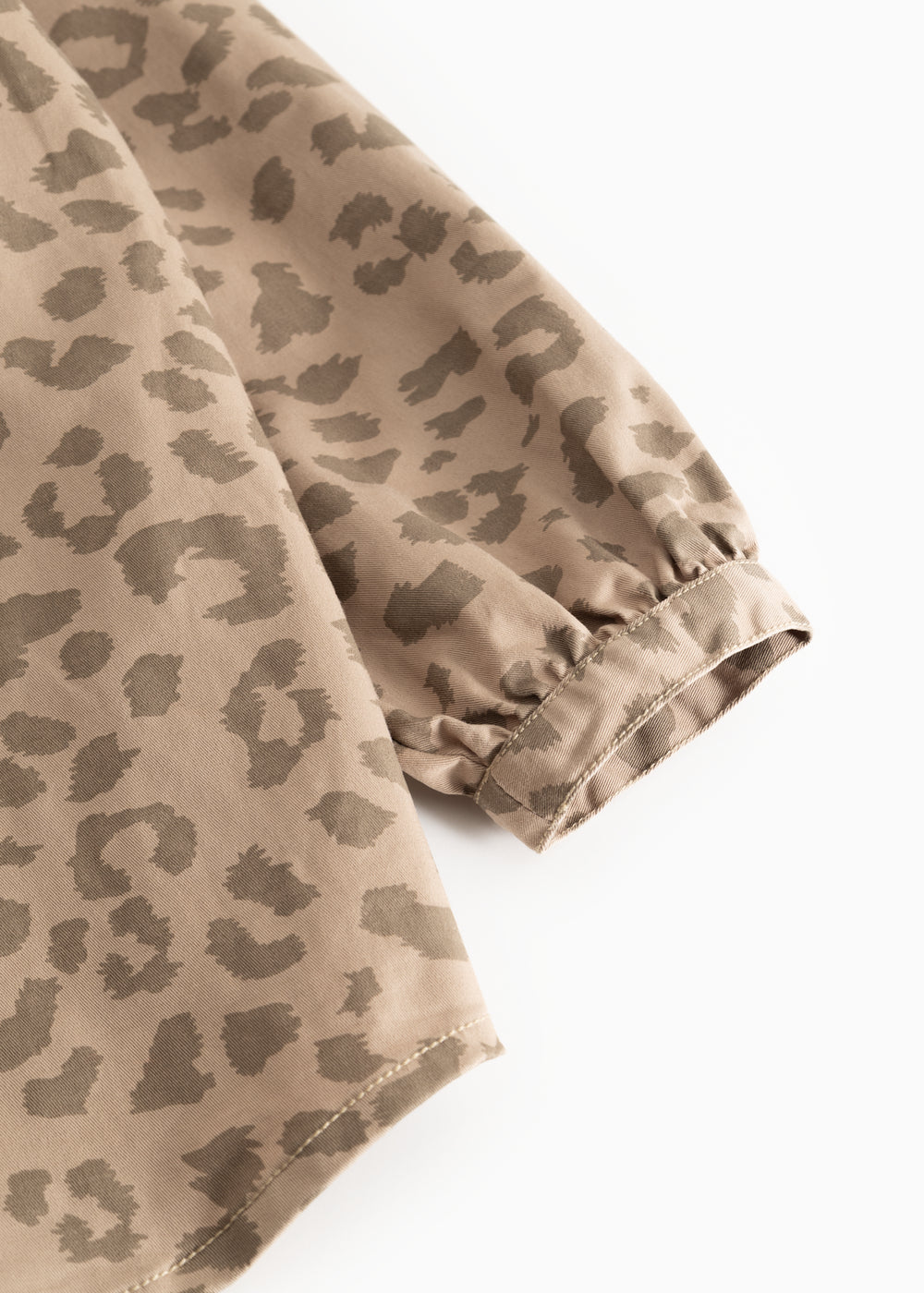 Sandfarvet børnekjole med leopardprint og elastisk ærmekant