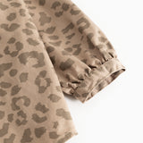 Sandfarvet børnekjole med leopardprint og elastisk ærmekant