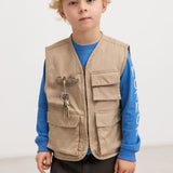Langærmet bluse i blå med Moomin-print, båret under beige scout-vest