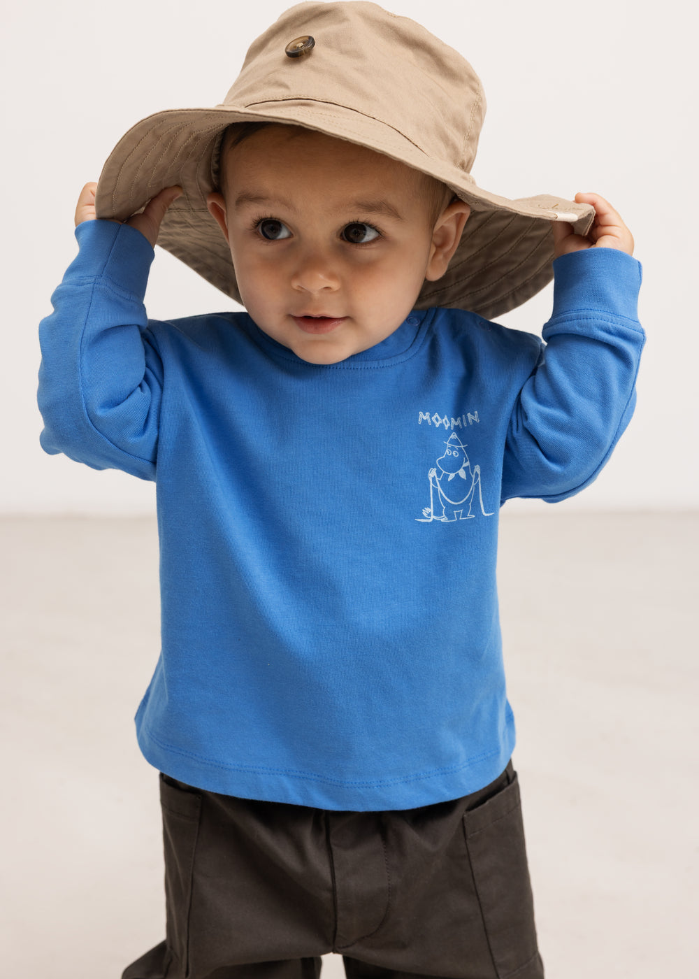 Langærmet bluse i blå med lille Moomin-scoutprint på brystet