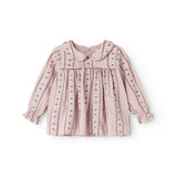 Lyserød babybluse med knaplukning, rynkede detaljer og lange ærmer