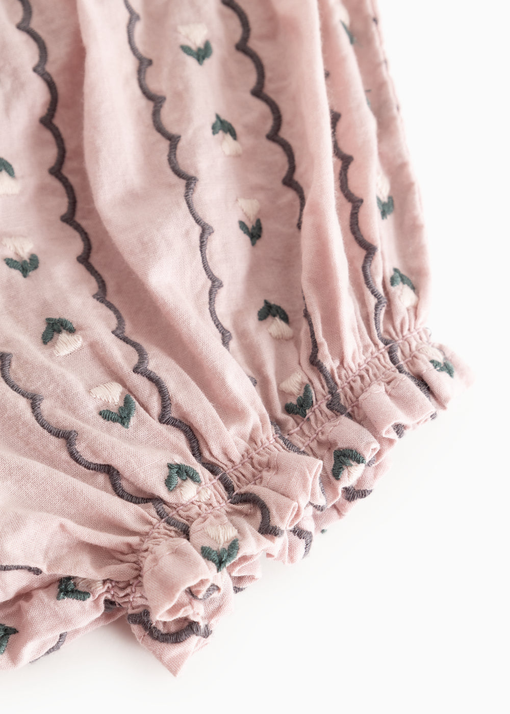 Støvede lilla bloomers med mønsterbånd og volanger ved benåbningerne.