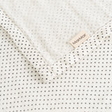Stofblee med små sorte prikker og hvid kant, MarMar-logo ved fold