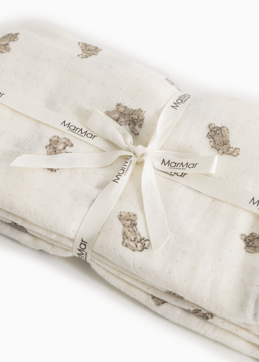 Baby-svøb i creme foldet med synlige Marmar-labels