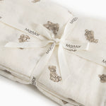 Baby-svøb i creme foldet med synlige Marmar-labels