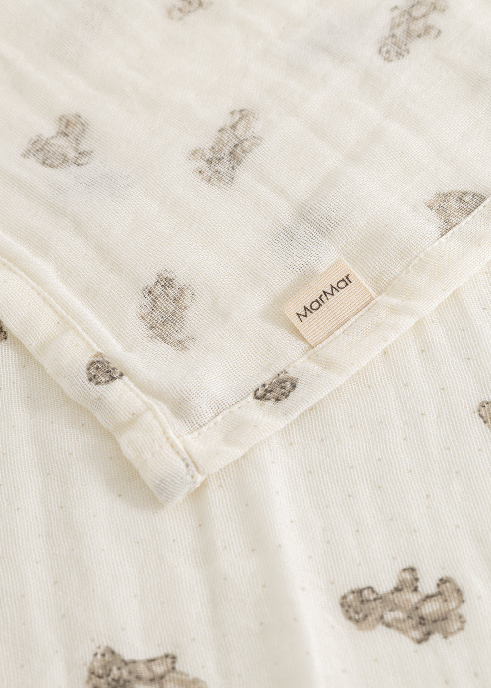 Baby-svøb i creme med teddybjørneprint, syning og Marmar-label