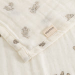 Baby-svøb i creme med teddybjørneprint, syning og Marmar-label