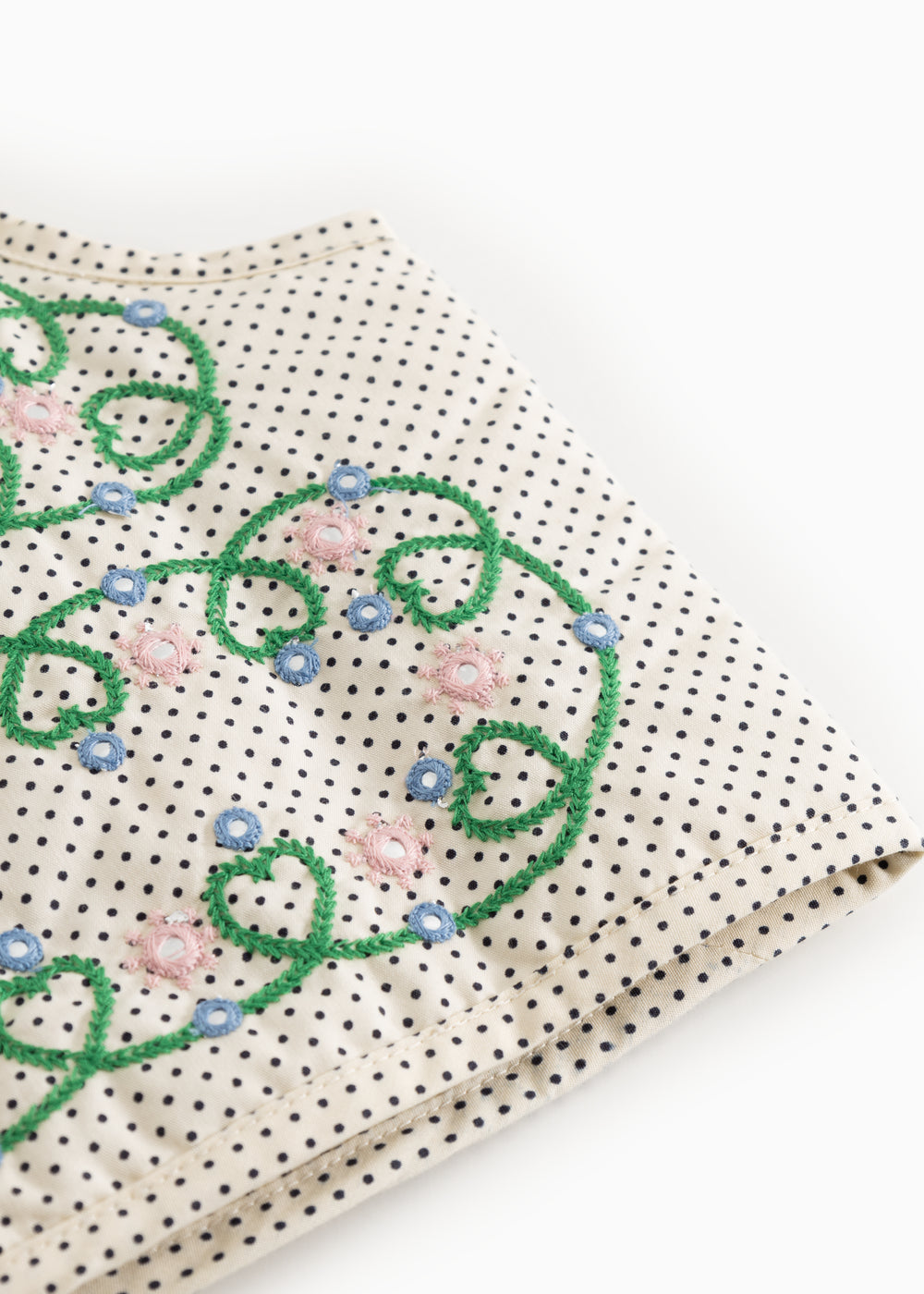 Prikket børnevest i creme med grøn blomstermønster og blå/lyserøde detaljer