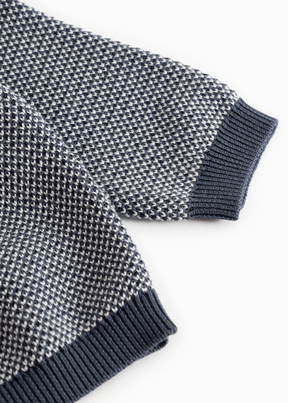 Strikket cardigan-ærme med ribkant og struktureret blå/grå mønster