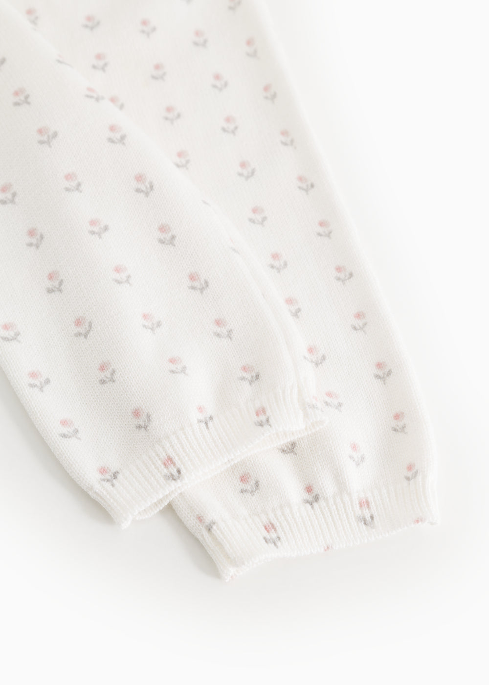 Strikbukser med elastisk ribafslutning nederst og små blomster i mønster