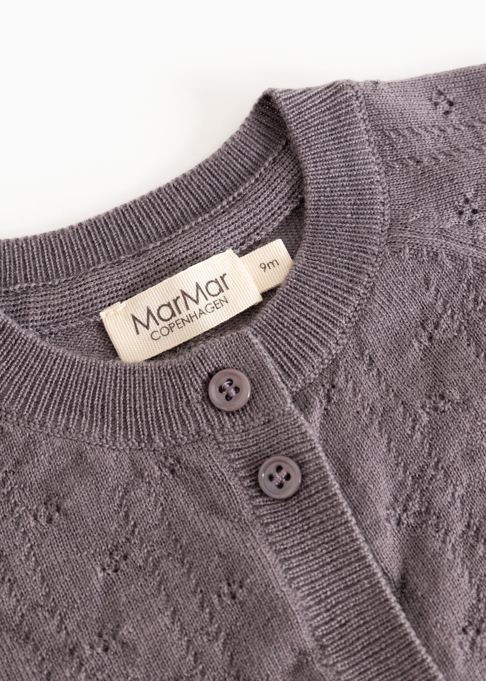 Mørk lilla strikket cardigan med ribkant, to knapper og mærkelabel