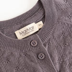 Mørk lilla strikket cardigan med ribkant, to knapper og mærkelabel