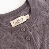 Mørk lilla strikket cardigan med ribkant, to knapper og mærkelabel