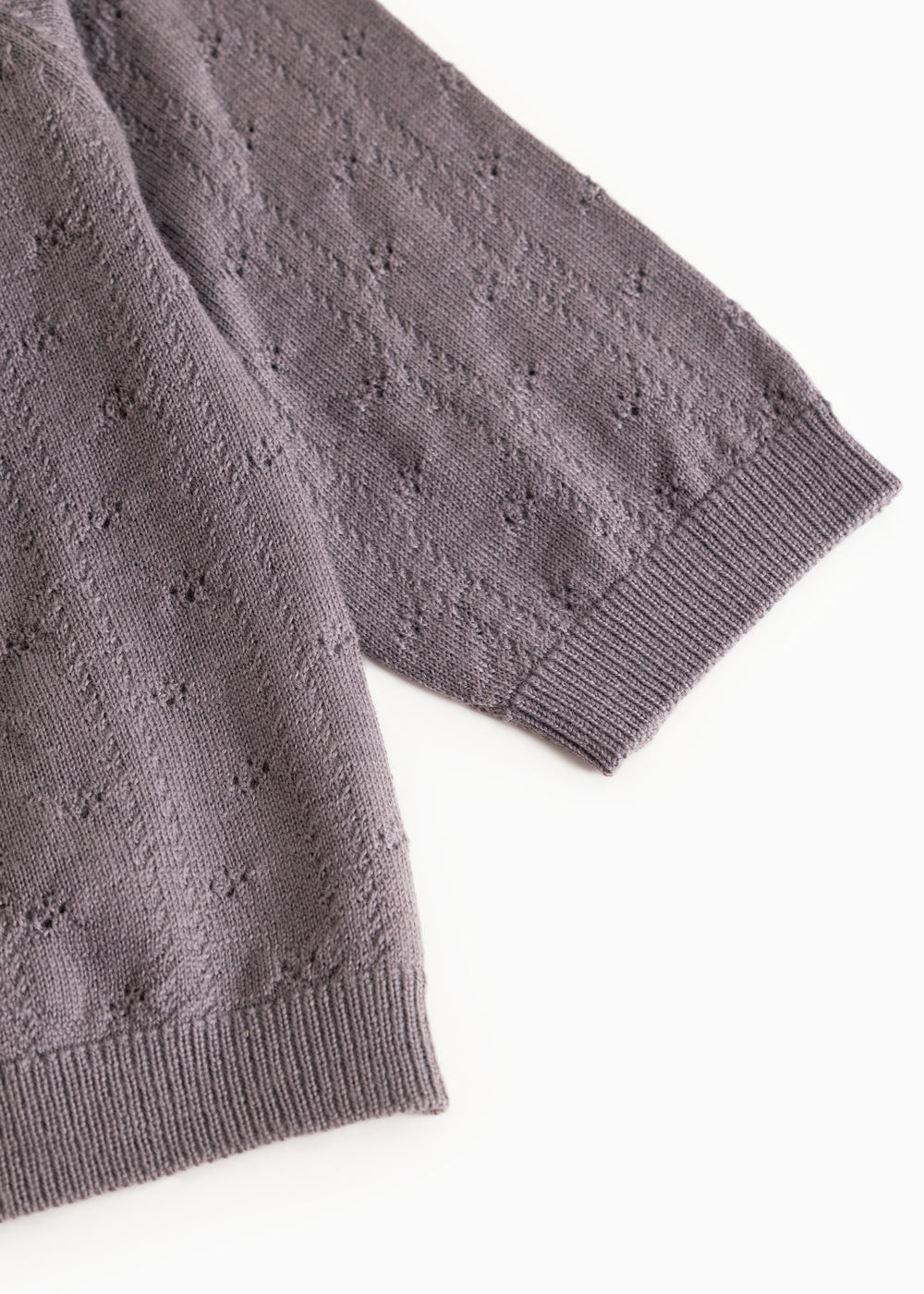 Mørk lilla strikket cardigan med ribkant og mønster i stoffet