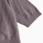 Mørk lilla strikket cardigan med ribkant og mønster i stoffet