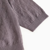 Mørk lilla strikket cardigan med ribkant og mønster i stoffet