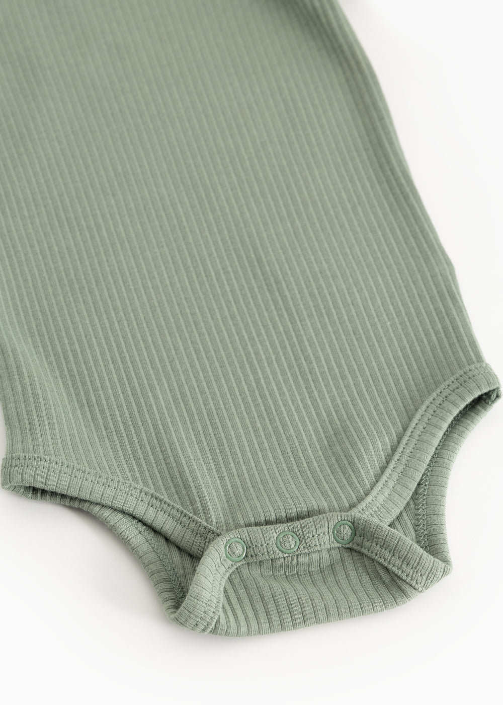 Grøn ribstrikket bodystocking med trykknapper ved benåbning