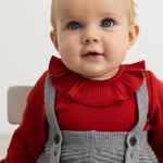 Kirsebærrød bodystocking med flæsekrave og lange ærmer på baby.
