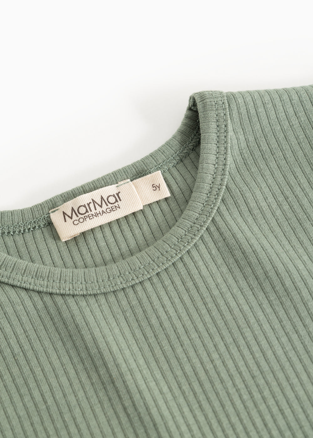 Langærmet T-shirt i frostgrøn med ribbet hals og MarMar Copenhagen-mærkelabel