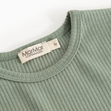 Langærmet T-shirt i frostgrøn med ribbet hals og MarMar Copenhagen-mærkelabel