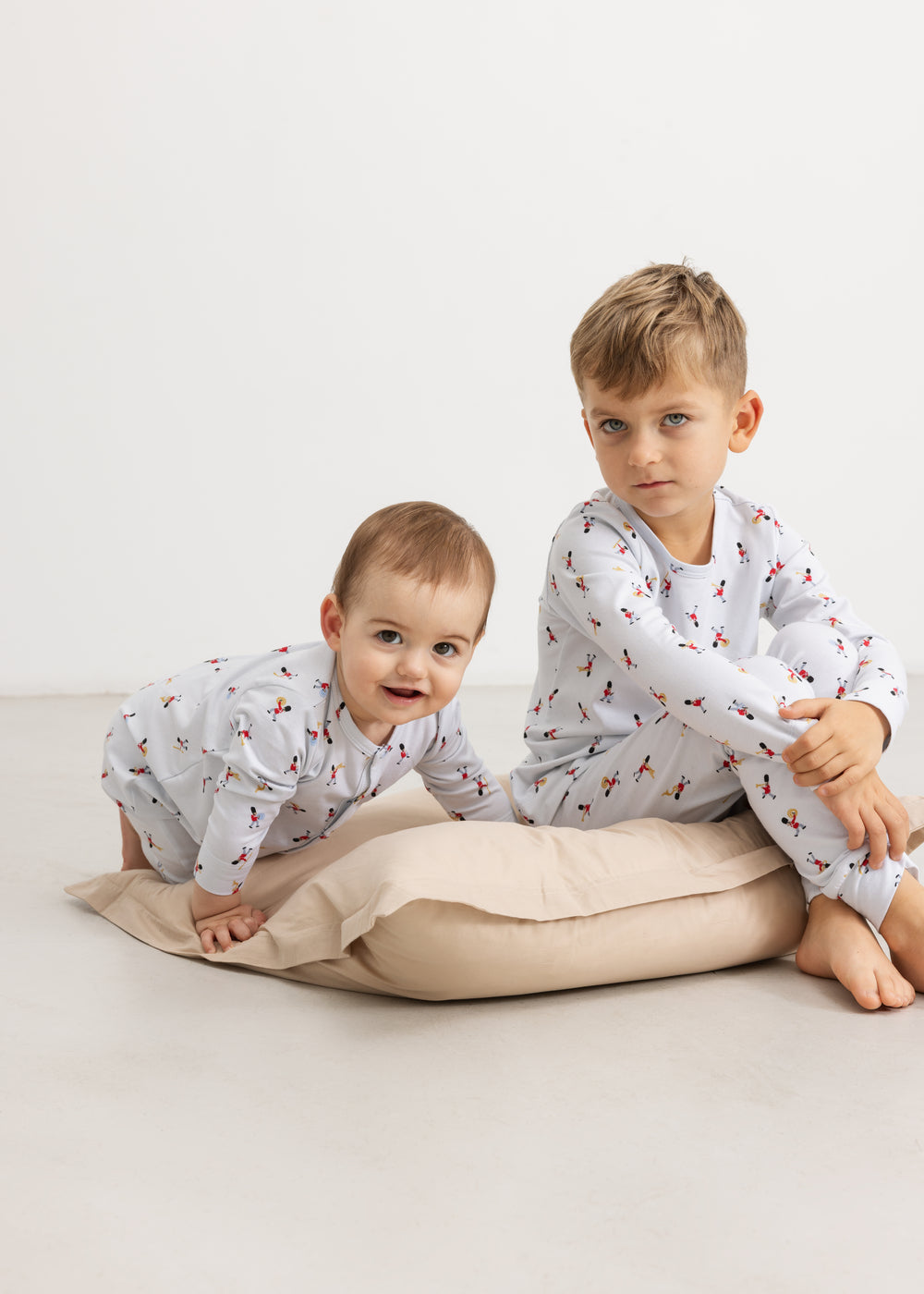 Børn i hvidt pyjamasæt med farverigt musikerprint: langærmet top og bukser