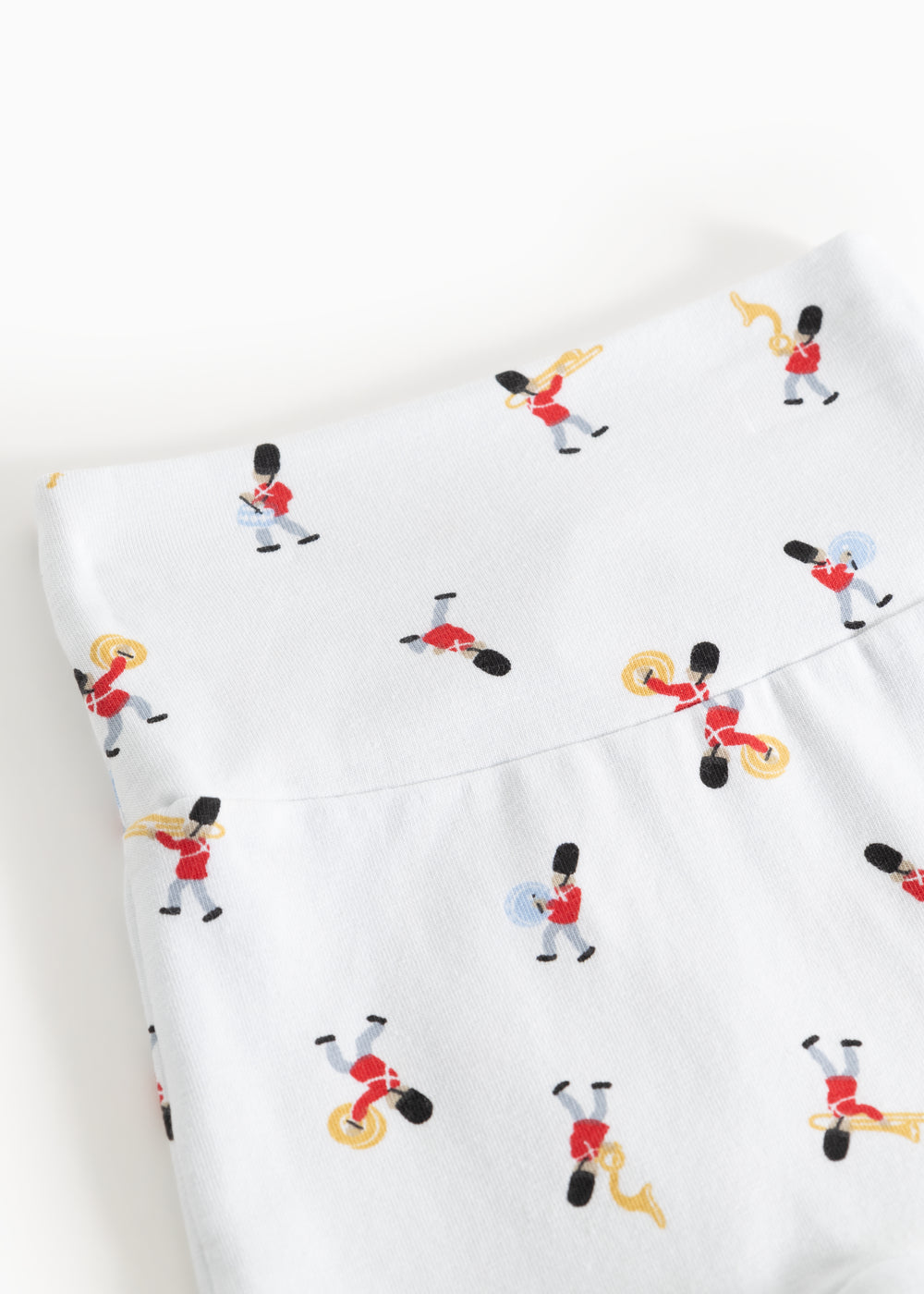Hvide bukser med detaljeret musikerprint i hele stoffet