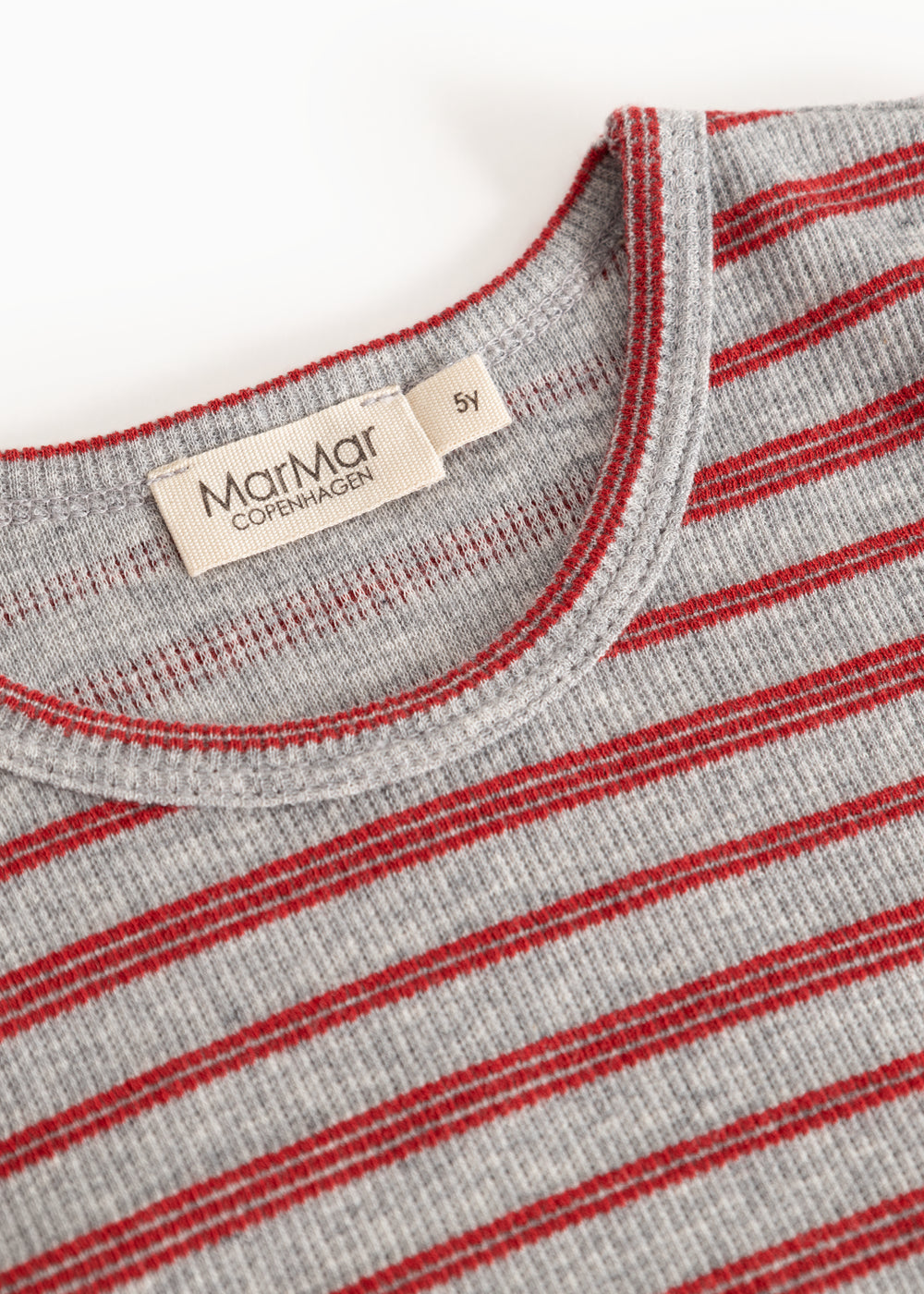 Tani langærmet T-shirt i grå med røde striber, rund hals og mærkat ved nakke