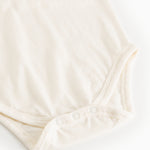 Hvid bodystocking set nedefra med trykknapper ved skridtet