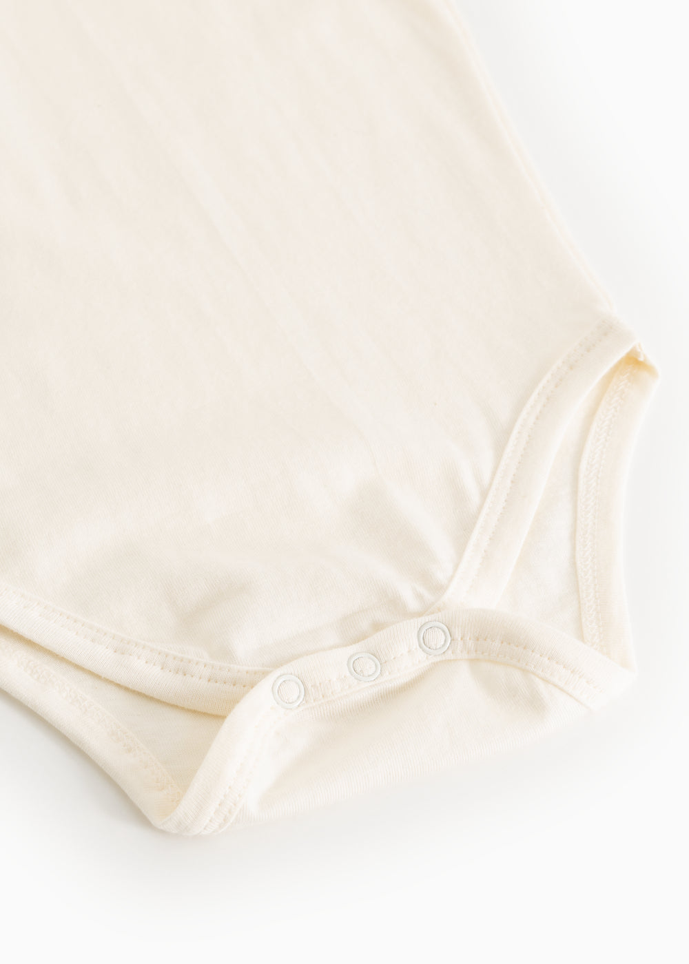 Hvid bodystocking med trykknapper i skridtet og søm ved benåbning