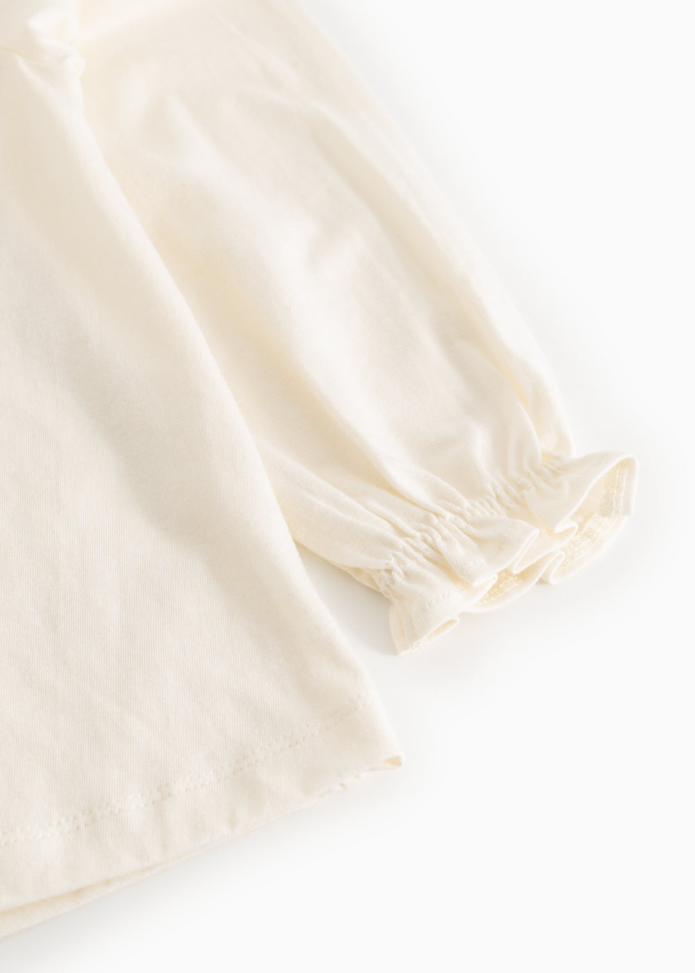 Offwhite bluse med pufærme og elastisk manchet