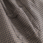 Houndstooth-kjole med brun-blå ternstof (nærbillede)
