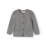Grå babycardigan i strik med knaplukning og to lommer
