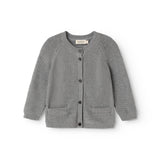 Grå babycardigan i strik med knaplukning og to lommer