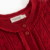 Kirsebærrød strikket cardigan-detalje med rund halskant og knapper