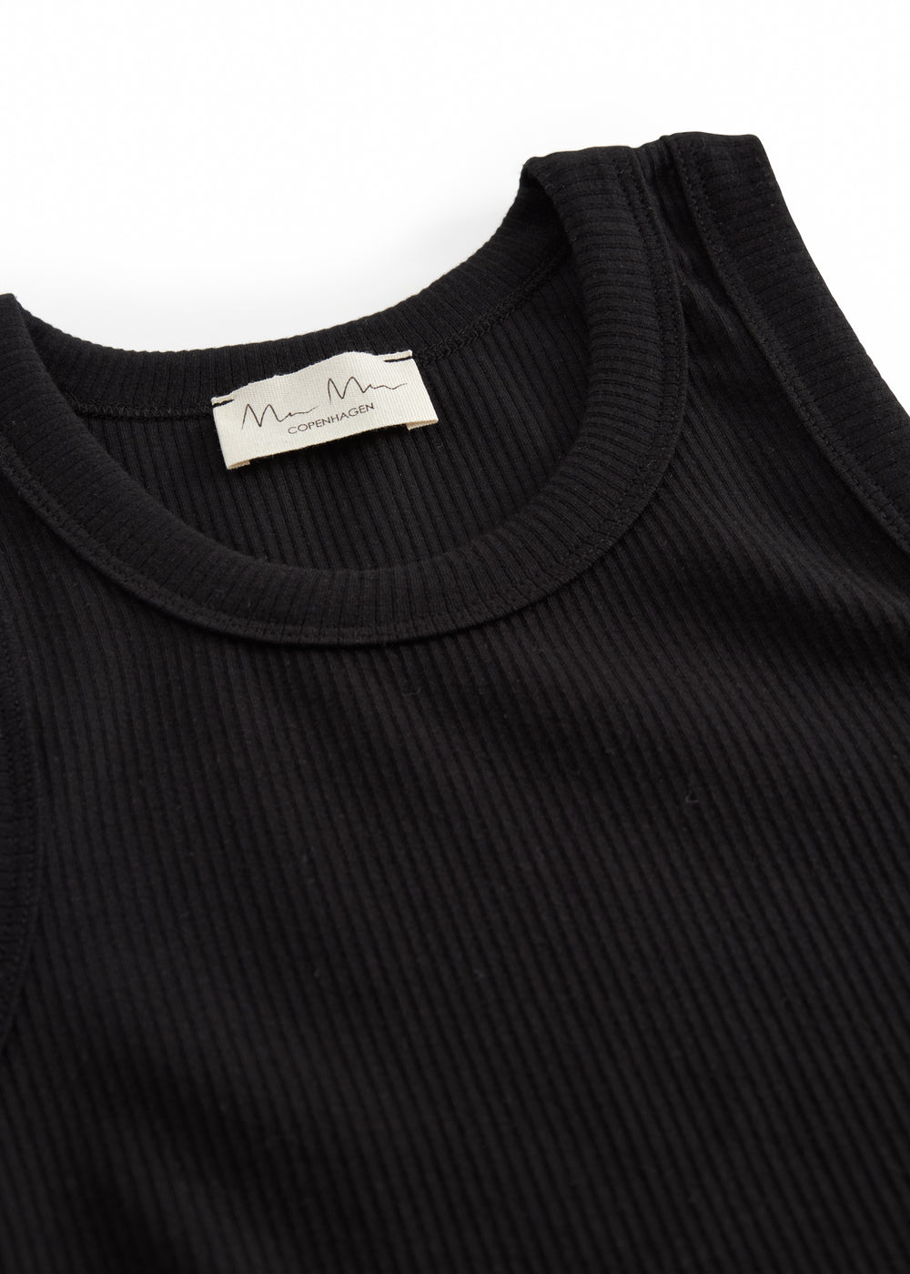 Ribbet sort tanktop til kvinder