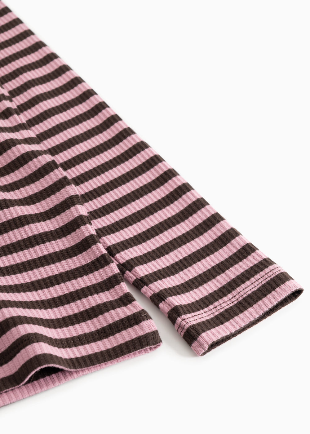 Langærmet T-shirt med lyserøde og mørke striber, ribkant ved ærme og søm