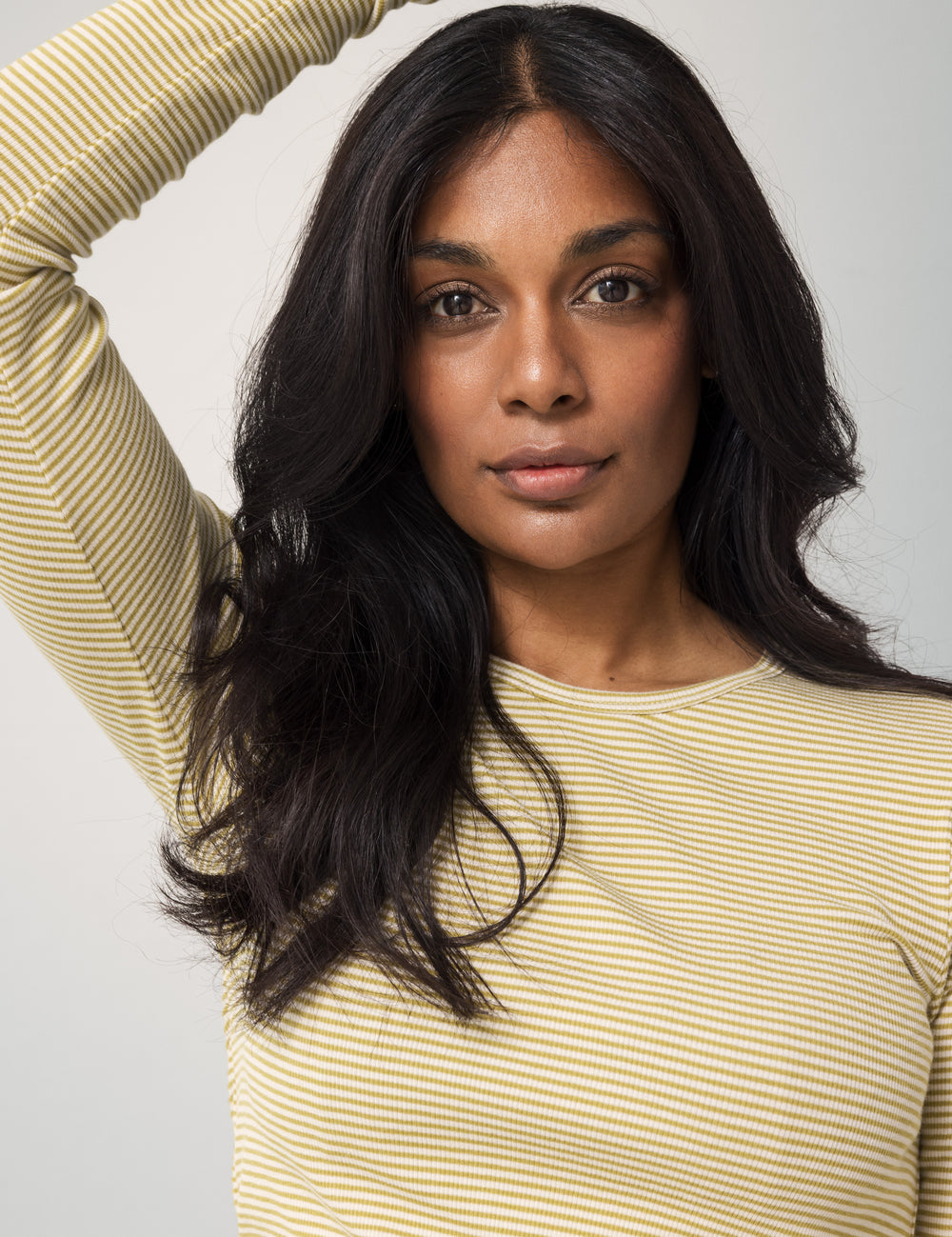 Kvinde iført langærmet t-shirt til kvinder med grønne striber