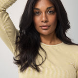 Kvinde iført langærmet t-shirt til kvinder med grønne striber