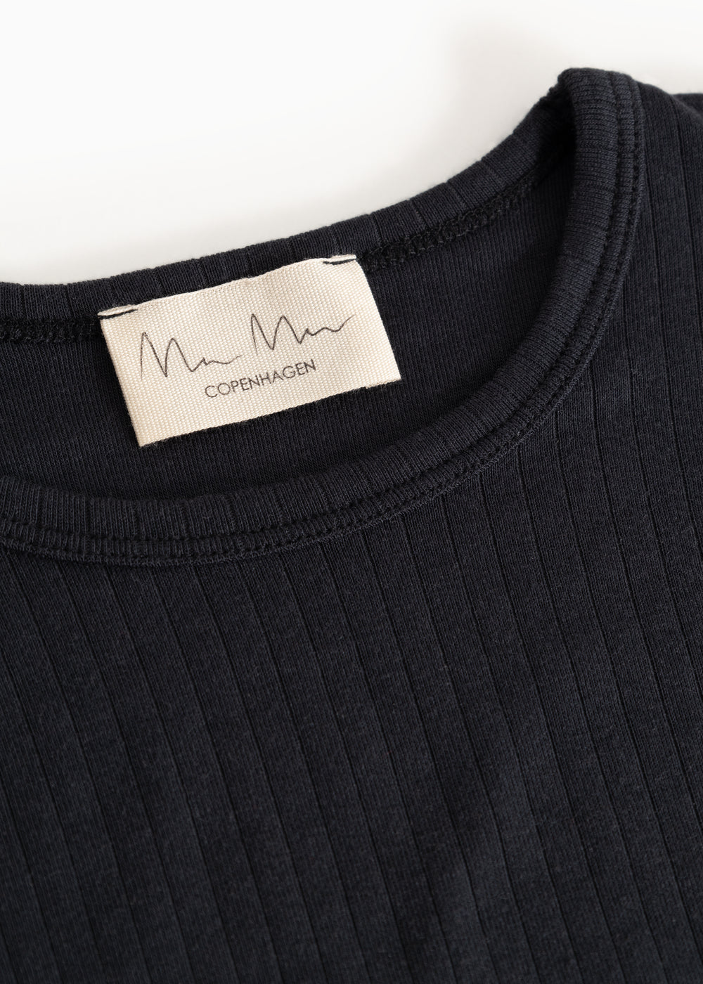 Sort langærmet T-shirt med rund hals og mærke 'Copenhagen' ved halsen