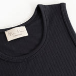Sort tanktop med rund halsudskæring og synlig mærkelabel ved kraven