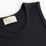 Sort tanktop med rund halsudskæring og synlig mærkelabel ved kraven