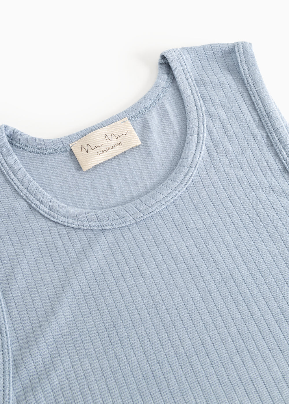 Lyseblå tanktop med rund hals, synlig mærkeetiket og ribmønster