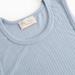 Lyseblå tanktop med rund hals, synlig mærkeetiket og ribmønster