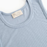 Lyseblå tanktop med rund hals, synlig mærkeetiket og ribmønster