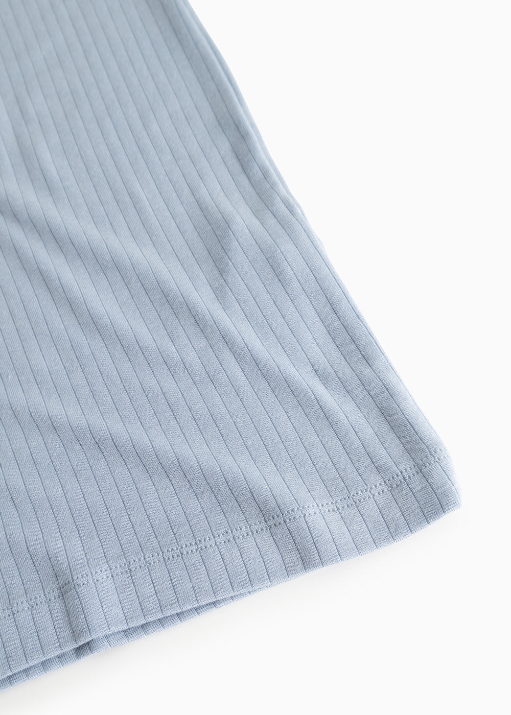 Lyseblå ribstrikket tanktop, detaljeret kant og søm ved nederdel