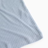 Lyseblå ribstrikket tanktop, detaljeret kant og søm ved nederdel