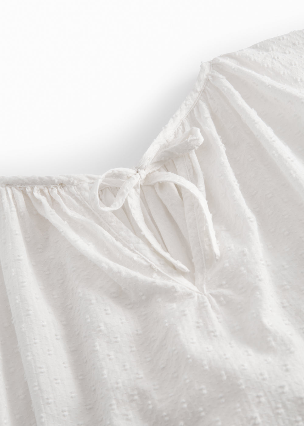 Langærmet bluse til kvinder med broderimønster.